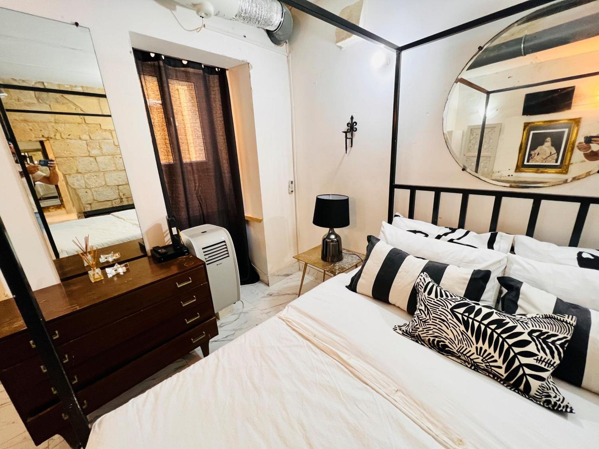 Charming Townhouse Prime Area Valletta Apartman Kültér fotó